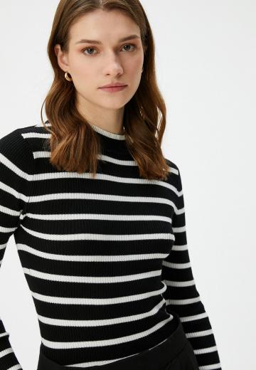 Пуловер в полоску