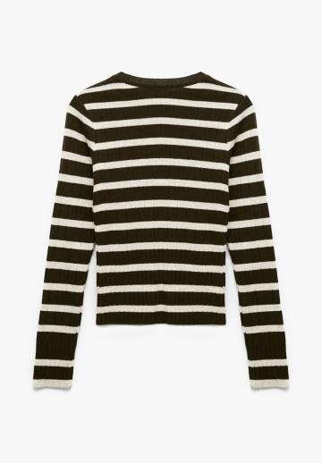 Пуловер в полоску