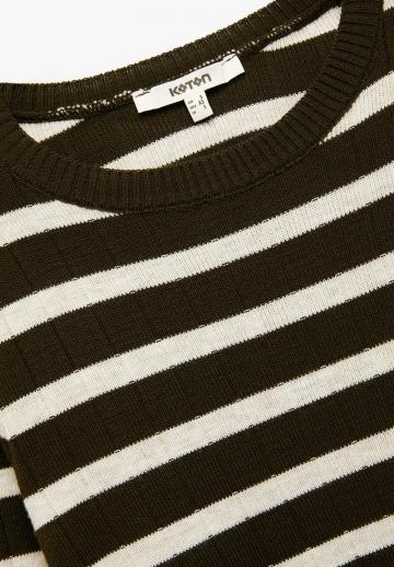 Пуловер в полоску