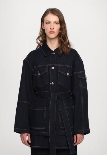 Куртка с накладнымит карманами