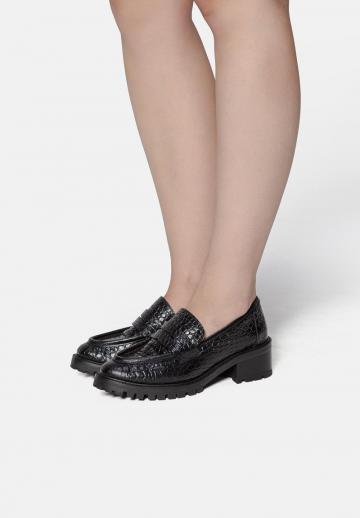 Туфли с высоким носом