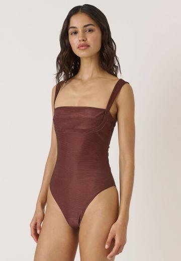 Слитный купальник