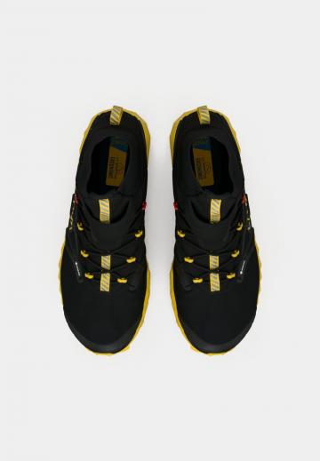 Походные кроссовки