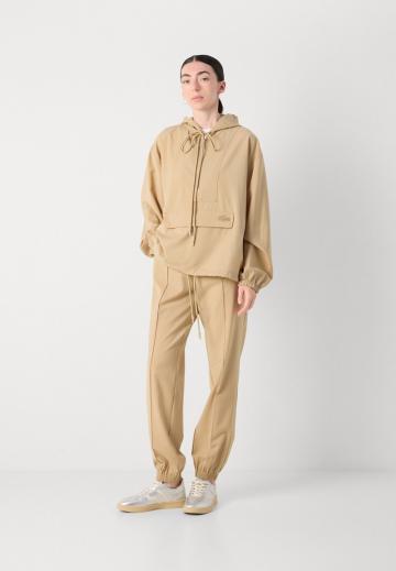 Куртка с накладнымит карманами