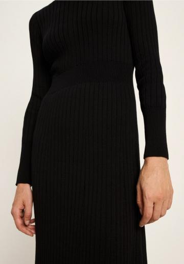 Вязаное платье