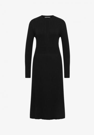 Вязаное платье