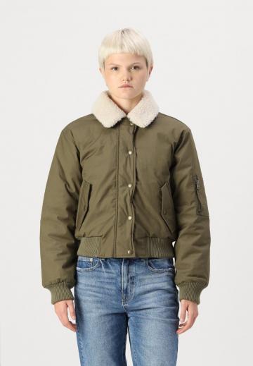 Куртка с накладнымит карманами