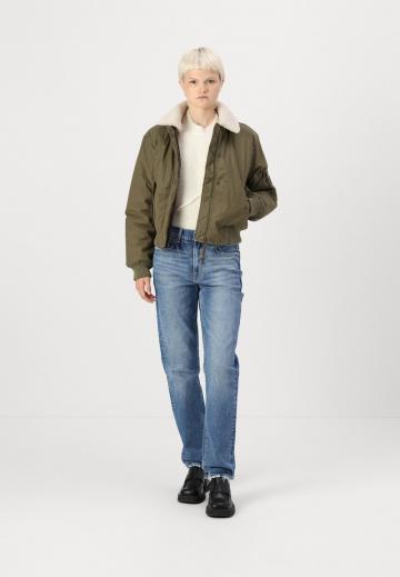 Куртка с накладнымит карманами