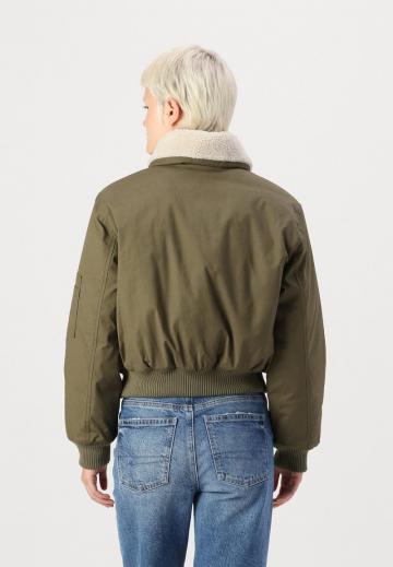 Куртка с накладнымит карманами