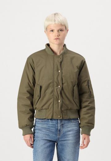 Куртка с накладнымит карманами