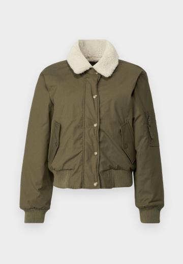 Куртка с накладнымит карманами