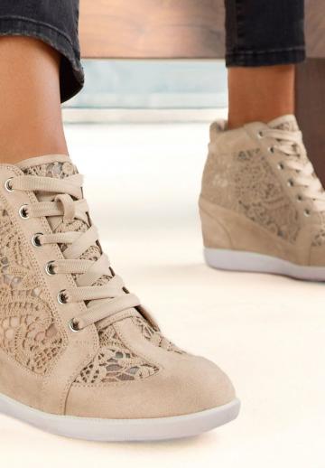 Сапожки на танкетке