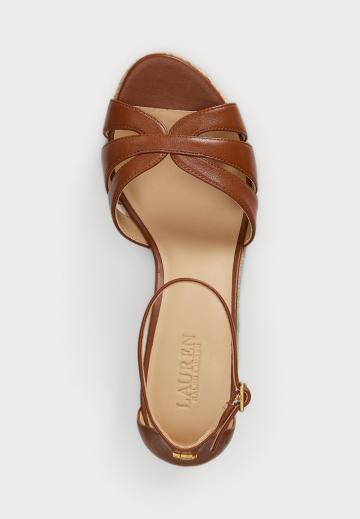 Босоножки на танкетке