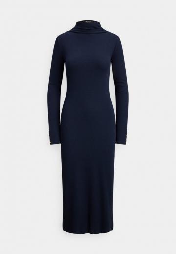 Вязаное платье