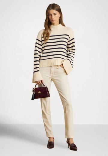 Пуловер в полоску