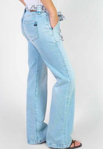 Клешеные джинсы