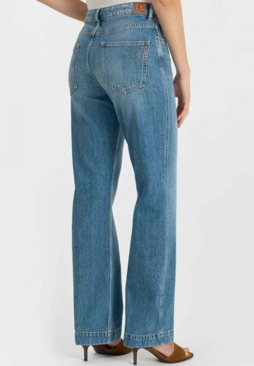 Прямые джинсы