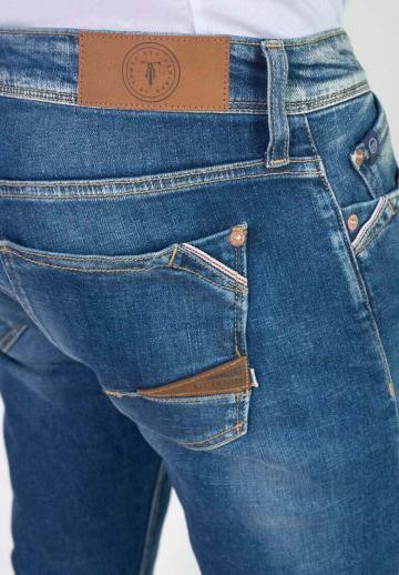 Узкие джинсы