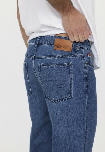 Прямые джинсы