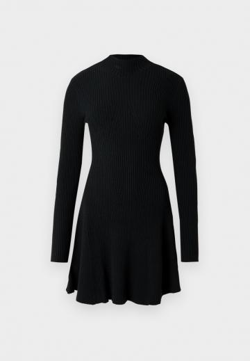 Вязаное платье