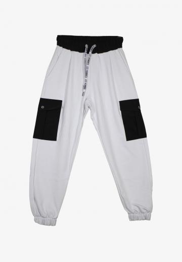 Брюки с накладными карманами