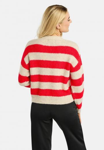 Пуловер в полоску