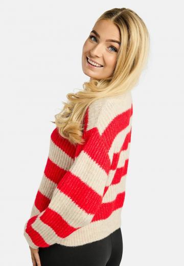Пуловер в полоску