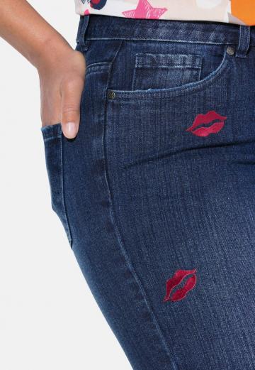 Короткие джинсы