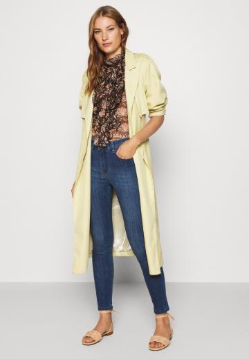 Короткие джинсы