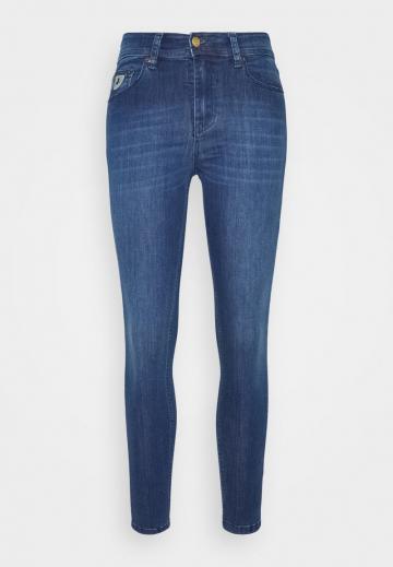 Короткие джинсы