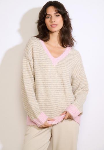 Пуловер в полоску