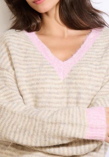 Пуловер в полоску