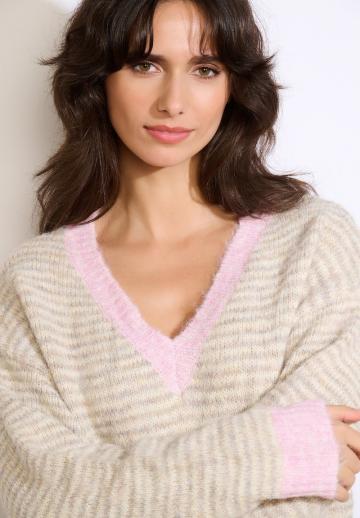 Пуловер в полоску