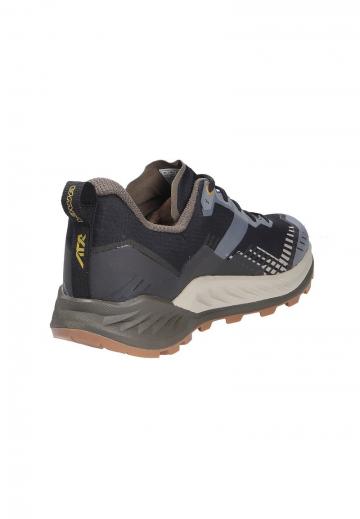 Походные кроссовки