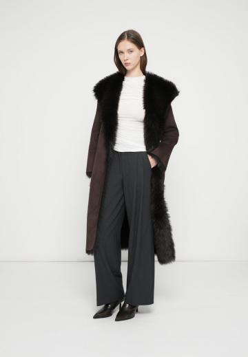 Пальто из искусственной кожи