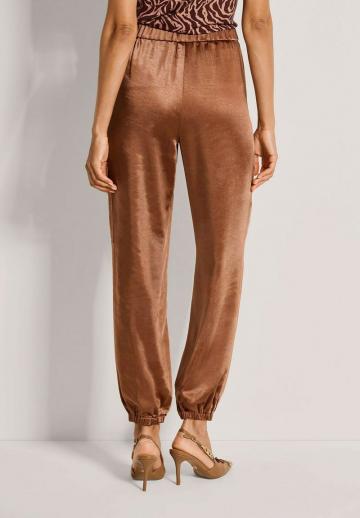 Брюки с накладными карманами