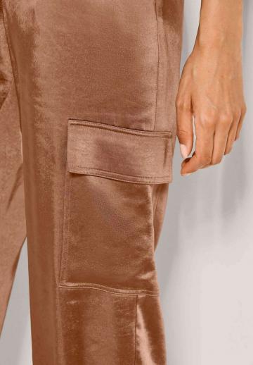 Брюки с накладными карманами