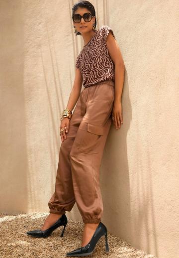 Брюки с накладными карманами