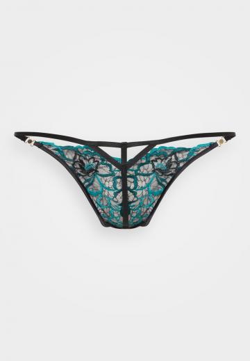 Трусы на бедрах