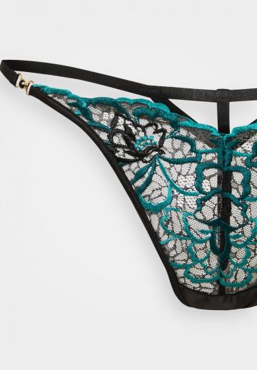 Трусы на бедрах