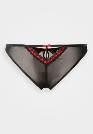 Трусы на бедрах