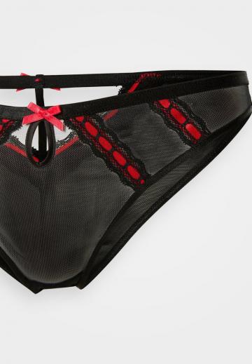 Трусы на бедрах