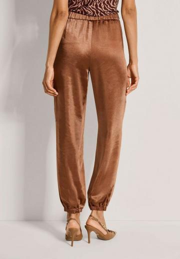 Брюки с накладными карманами