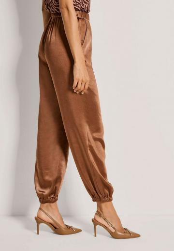 Брюки с накладными карманами