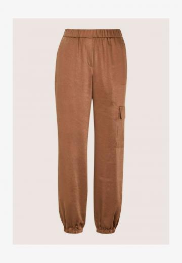 Брюки с накладными карманами