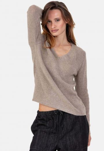 Пуловер с вырезом V