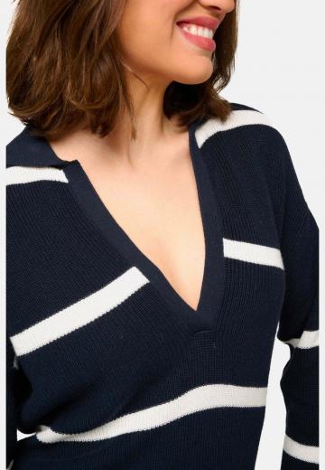Пуловер в полоску
