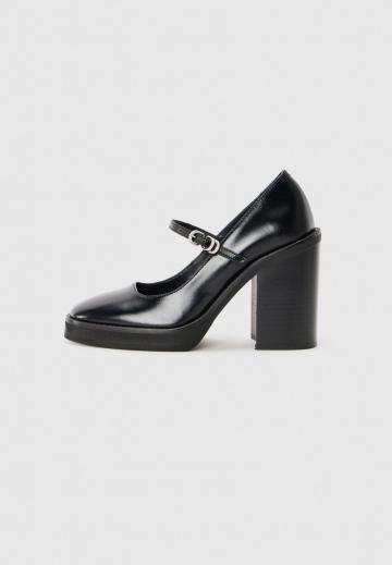 Туфли с высоким носом