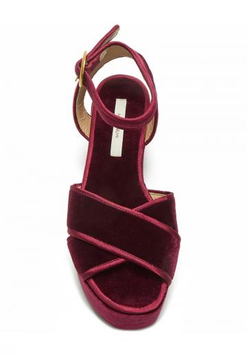 Босоножки на танкетке