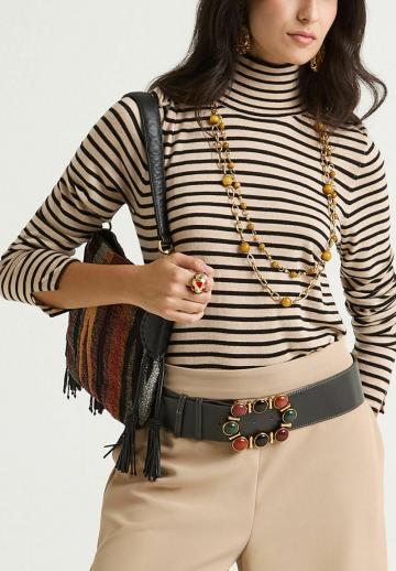 Пуловер в полоску